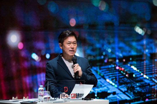 박정호 SK하이닉스 대표이사 부회장이 지난달 31일 경기도 이천 본사에서 열린 SK하이닉스 출범 10주년 행사에서 회사의 미래 성장 방향을 설명하고 있다. <SK하이닉스 제공>